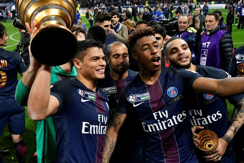 Les Bleus du PSG avec leur capitaine en club Thiago Silva et le trophée de la Coupe de la Ligue. AFP