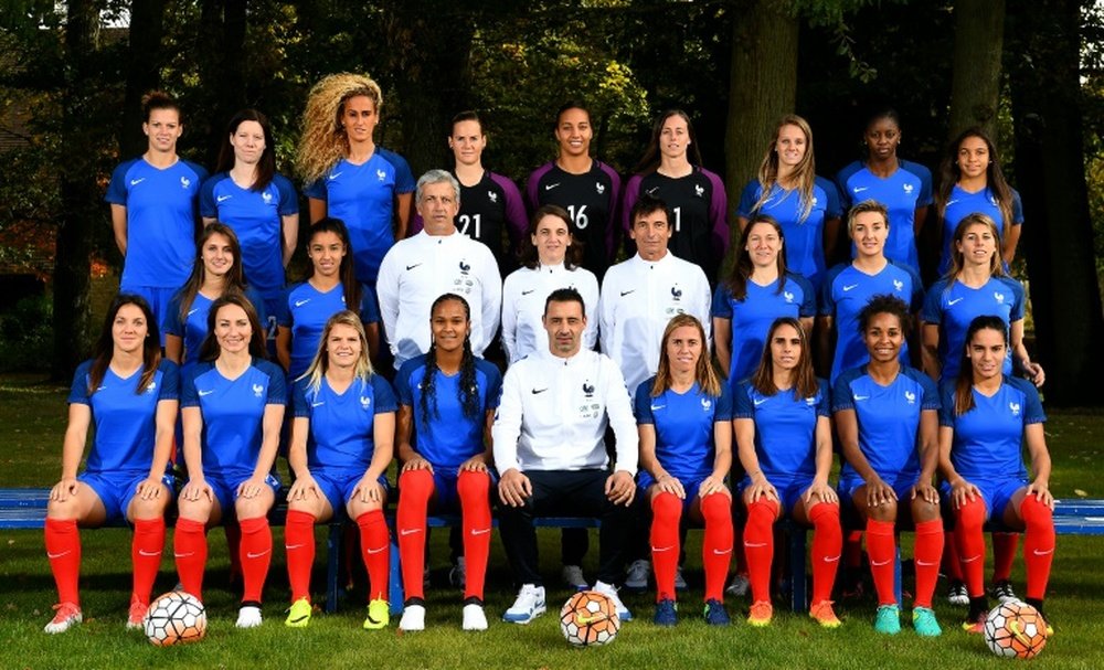 L'équipe de France féminine et son encadrement, le 18 octobre 2016 à Clairefontaine. AFP