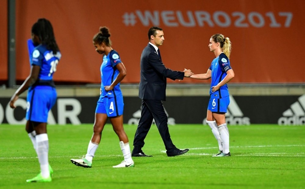 Les joueuses et le sélectionneur de léquipe de France, Olivier Echouafni. AFP