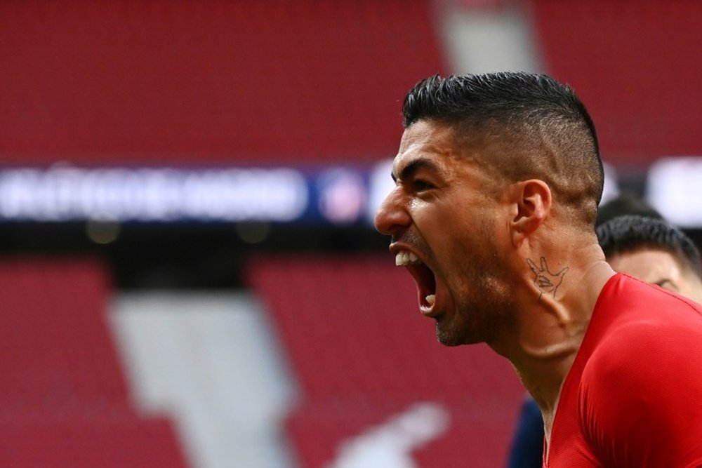 Luis Suarez tacle Ronald Koeman et Bartomeu. AFP