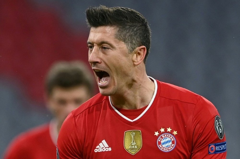 Robert Lewandowski sofreu lesão de joelho com a seleção da Polônia. AFP