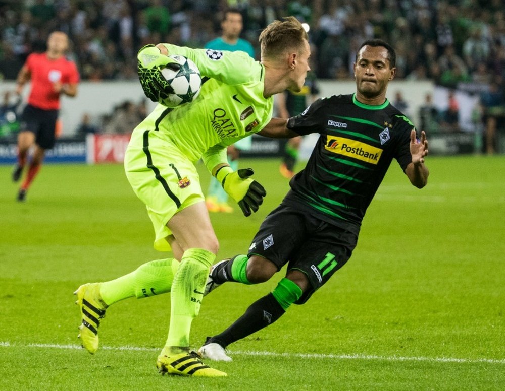 L'attaquant brésilien du Borussia Raffael face au gardien allemand Marc-André ter Stegen. AFP