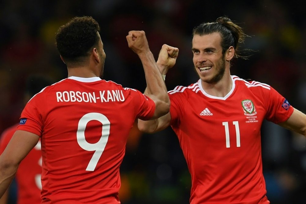 Bale y Kanu son buenos amigos. AFP