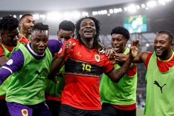 Angola se convirtió en la primera cuartofinalista de la Copa África después de pasar por encima (3-0) de Namibia en un partido en el que la última hora se jugó con un hombre menos por equipo.