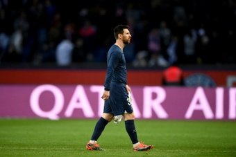 Argentine coach Antonio Mohamed, currently in charge of Pumas, hit out at Paris Saint-Germain fans' criticism of his compatriot Leo Messi.