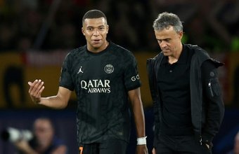 Luis Enrique, allenatore del Paris Saint-Germain, e Kylian Mbappé, stella della squadra francese, si sono riuniti questo sabato dopo la sostituzione dell'attaccante nell'intervallo della partita contro il Monaco.