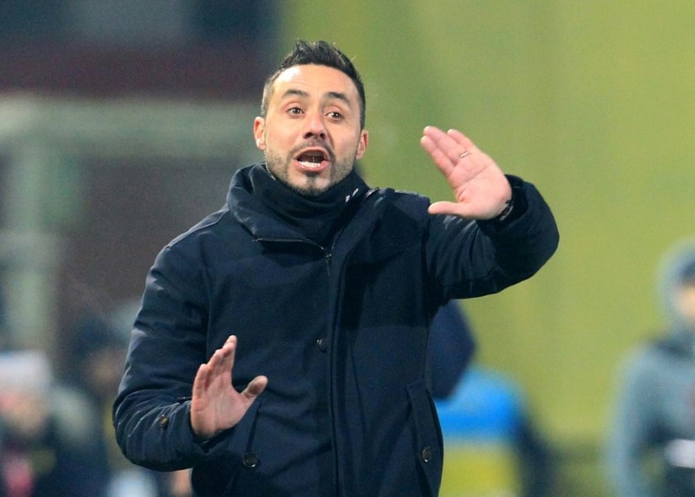 Roberto De Zerbi donne des instructions lors du match face à Naples. AFP