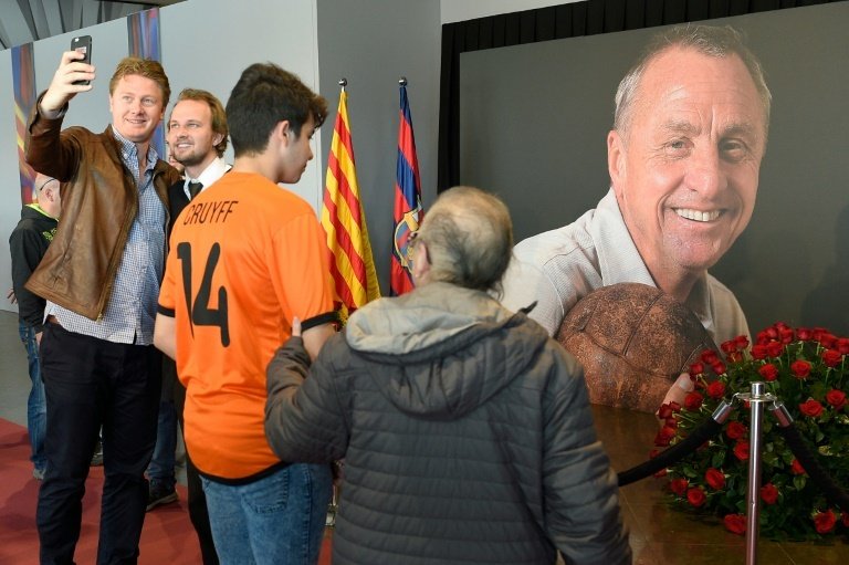 Espace de recueillement dédié à la légende du football, au Camp Nou, le 26 mars 2016. AFP