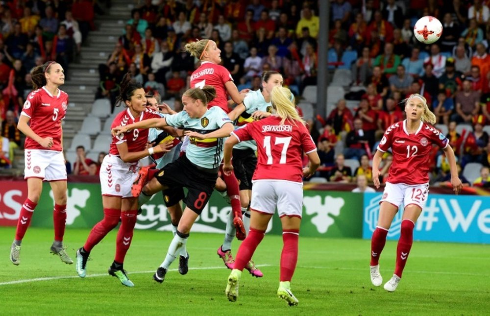 Sanne Troelsgaard marque pour le Danemark contre la Belgique à l'Euro.