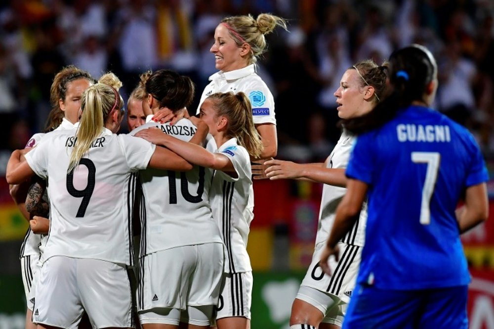 Les Allemandes se congratulent après un but contre lItalie lors de lEuro, le 21 juillet 2017. AFP