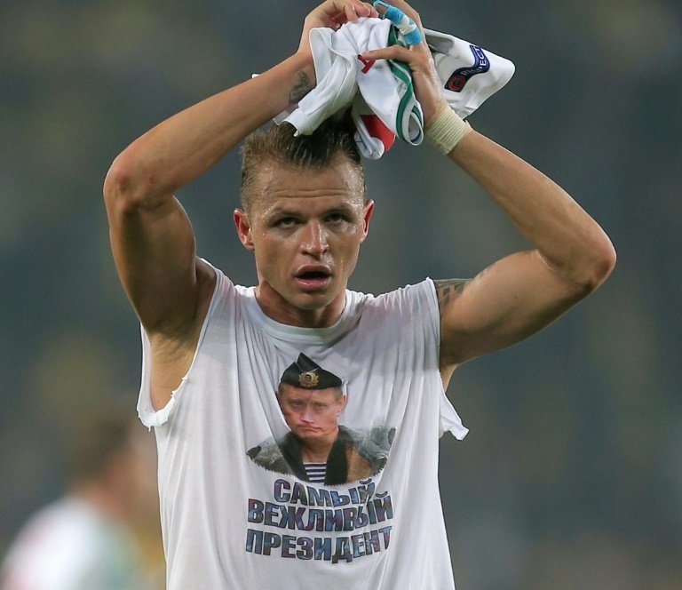 Un futbolista del Lokomotiv echa más leña al fuego con una polémica camiseta
