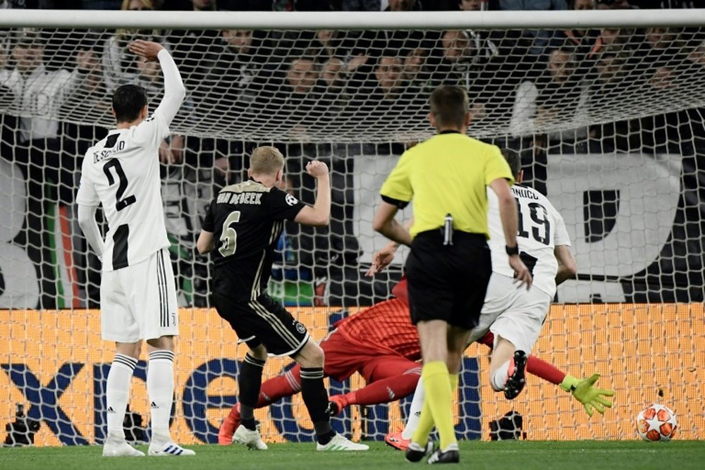 La coincidenza tra il gol di Van De Beek e Nouri. AFP