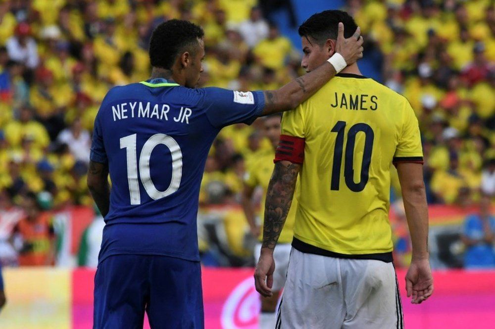 Los dos futbolistas protagonizaron un bonito momento durante el Colombia-Brasil. AFP