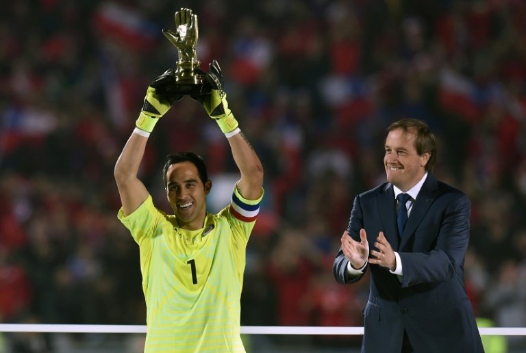 Claudio Bravo anuncia su retirada tras una carrera plagada de éxitos. AFP