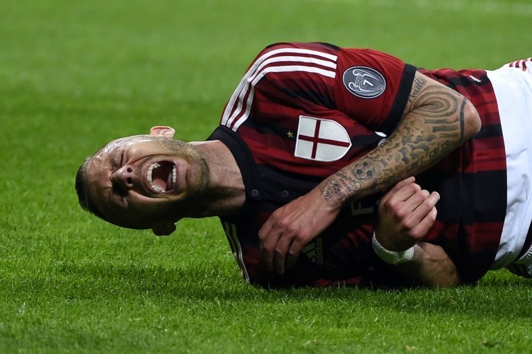 Lattaquant milanais Jérémy Ménez blessé lors du match face au Genoa à San Siro, le 29 avril 2015