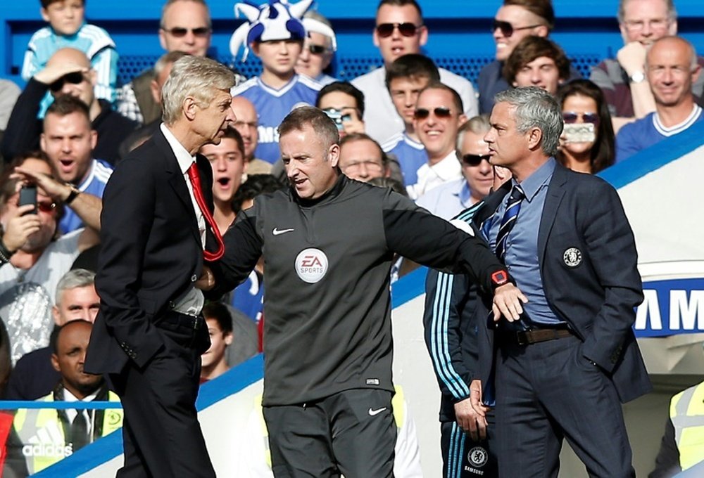 Arsène Wenger et Jose Mourinho au cours d'un match de Premier League. AFP