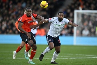 El Burnley-Luton Town, que en un principio estaba fijado para el lunes 15 de enero, se adelantó finalmente al viernes 12 de enero. ¿El motivo? Los 'hatters' empataron a 0 en los treintaidosavos de final de la FA Cup, por lo que deberán jugar un partido más para decidir quién pasa a diceseisavos y lo harán el 16, de ahí que haya sido reprogramado.