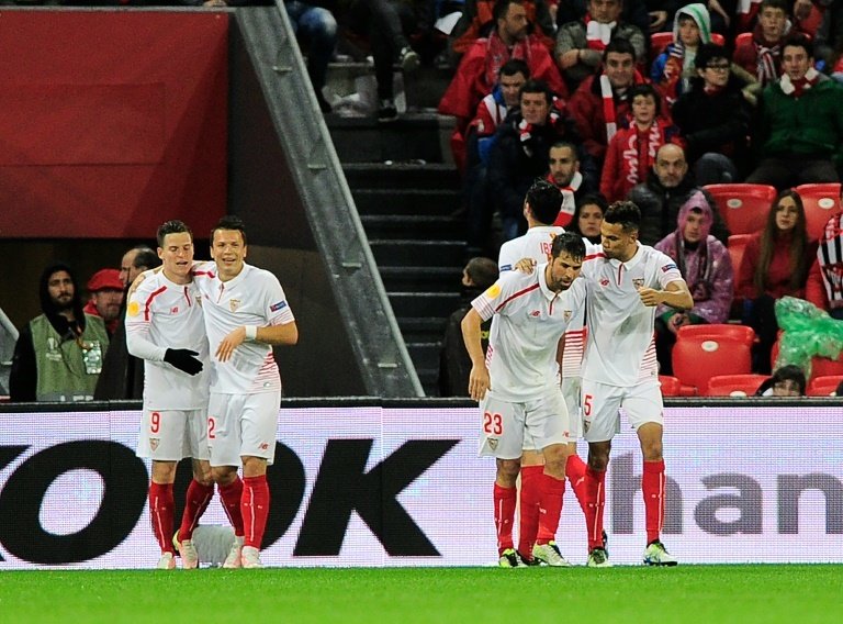 Des joueurs de Séville célèbrent un but marqué à Bilbao en quarts de finale aller dEuropa League, le 7 avril 2016