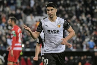 Carlos Soler aún no sabe si continuará en el Valencia. AFP