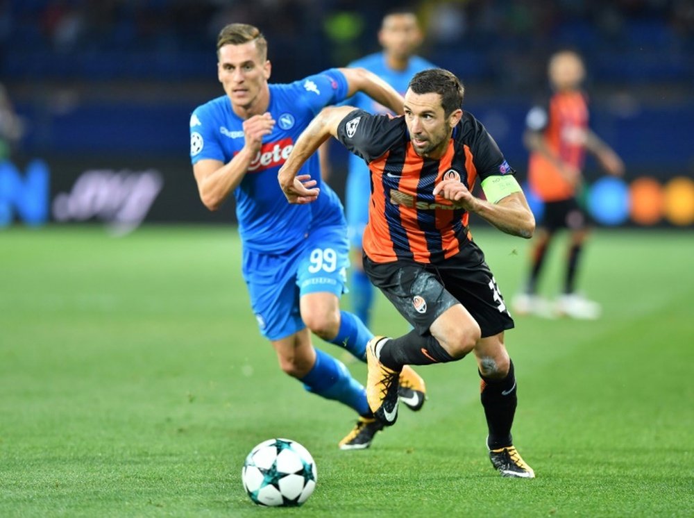 Le milieu croate du Shakhtar Donetsk, Darijo Srna (d), lors du match face à Naples en C1. AFP