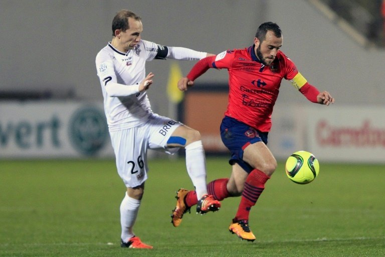 Le capitaine du Gazélec Ajaccio Louis Poggi à la lutte avec le Guingampais Thibault Giresse au stade Ange Casanova, le 6 février 2016