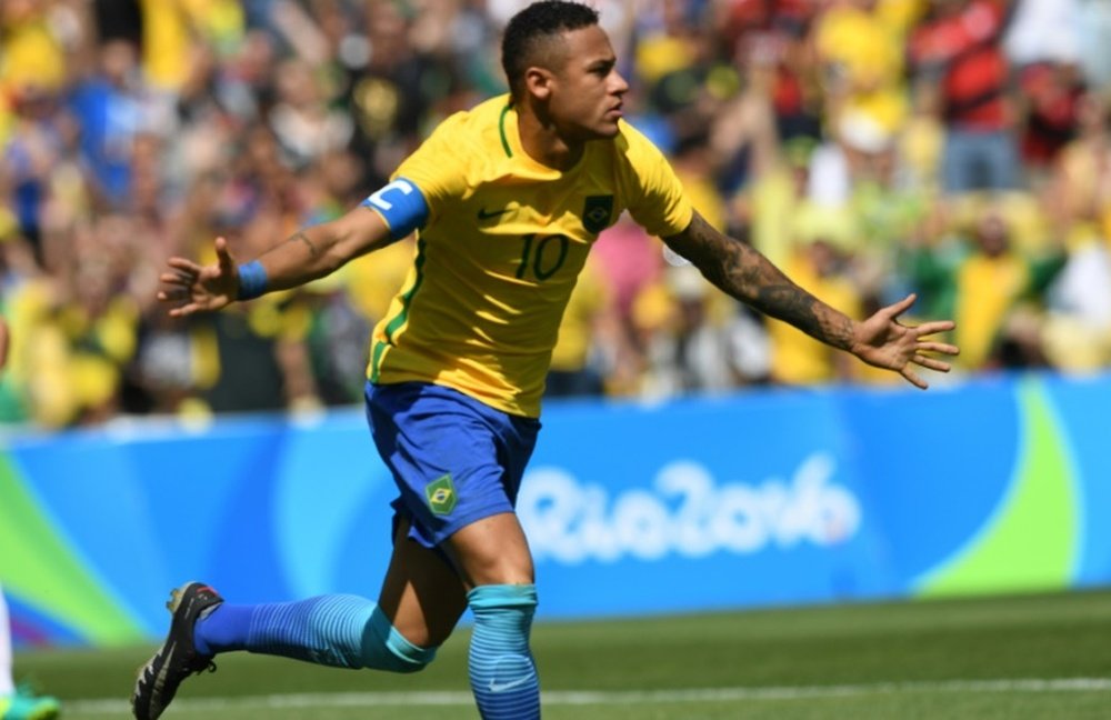 L'attaquant brésilien Neymar fête un but face au Honduras au Maracana lors des JO de Rio. AFP