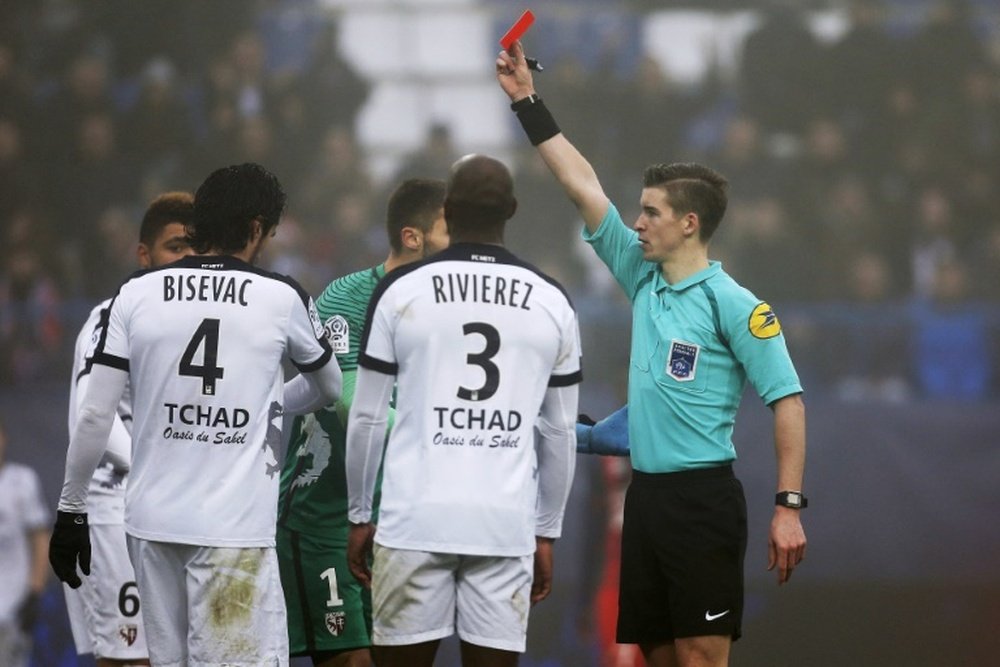 Le défenseur de Metz Milan Bisevac reçoit un carton rouge lors du match contre Caen, le 18 décembre 2016 au stade dOrnano