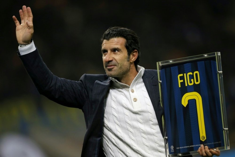 L'ancienne gloire du foot portugais Luis Figo reçoit un maillot au couleur de l'Inter Milan. AFP