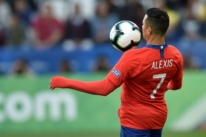 Alexis Sánchez pode ficar três meses afastado