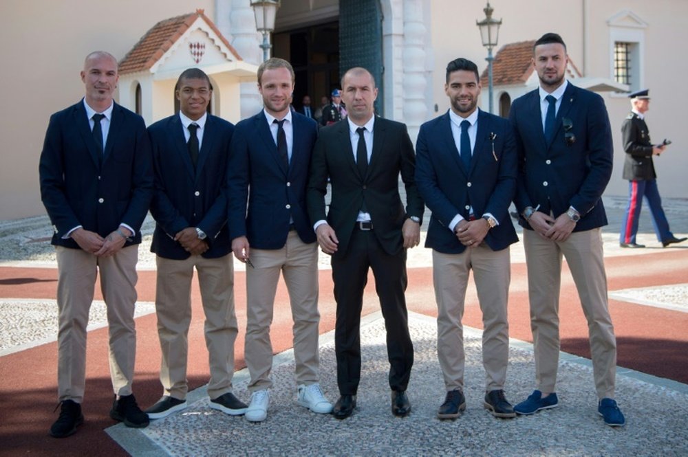 L'entraîneur de l'AS Monaco Leonardo Jardim pose, avec quelques joueurs de son équipe championne.AFP
