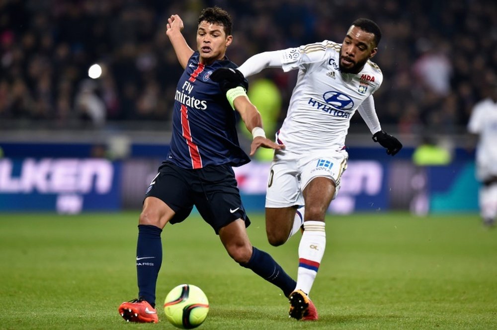 Le défenseur du PSG Thiago Silva et l'attaquant de l'OL Alexandre Lacazette. AFP