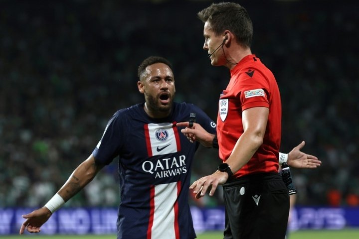 Neymar sai na bronca com o árbitro Daniel Siebert, o inimigo da alegria