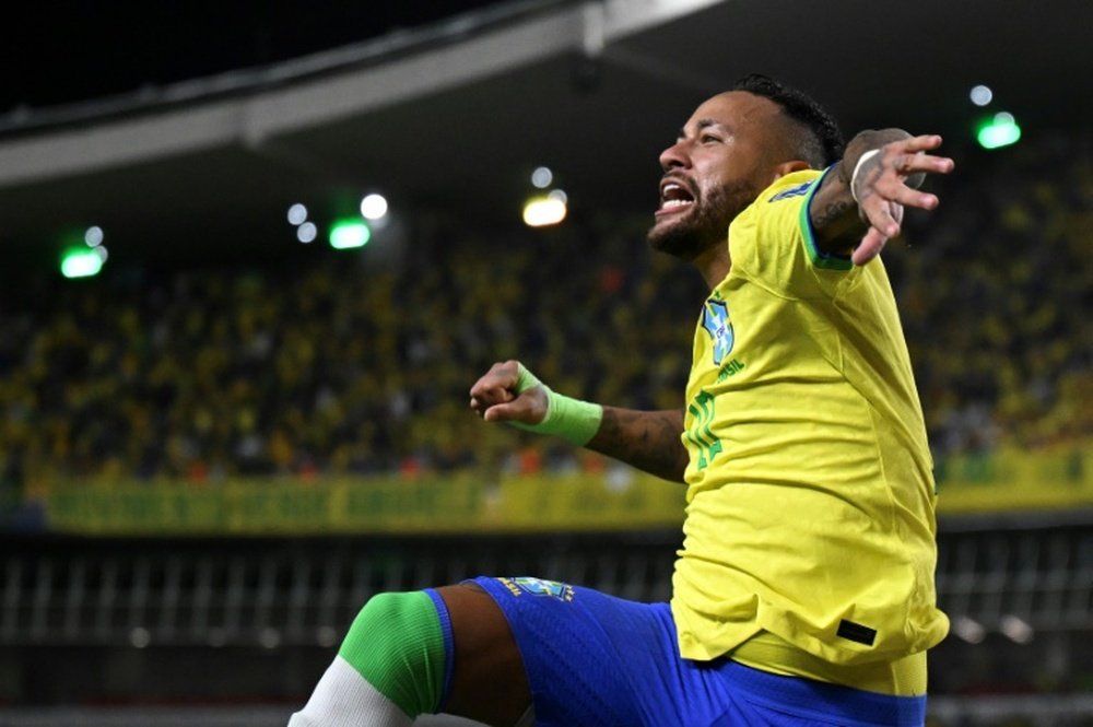 Neymar marcó un doblete y superó a Pelé. AFP