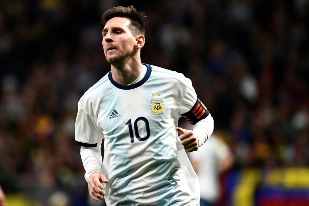 Existem dois Messi: o que joga na Argentina e o que joga no Barcelona. AFP