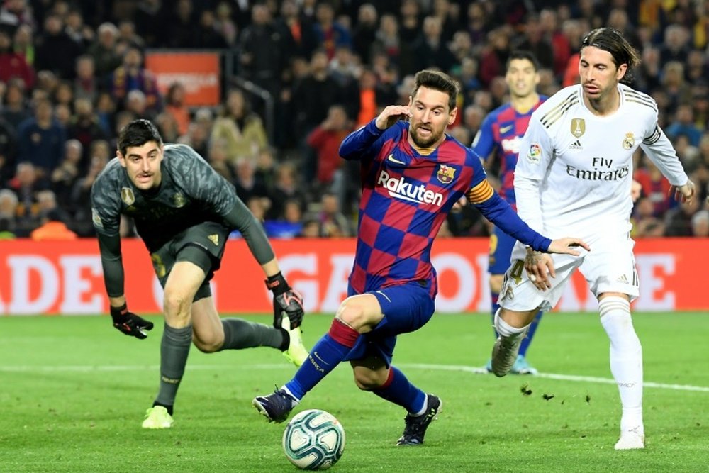 Apenas dois pontos separam Barcelona e Real Madrid. AFP