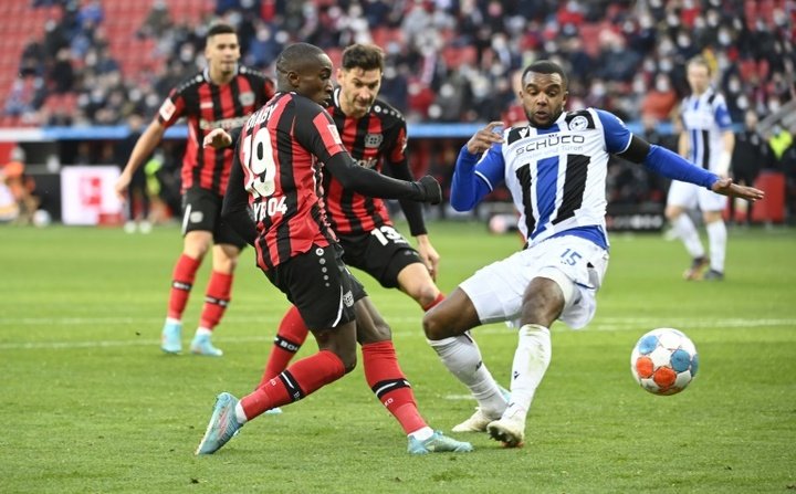 Moussa Diaby podría aterrizar en la Premier League. AFP