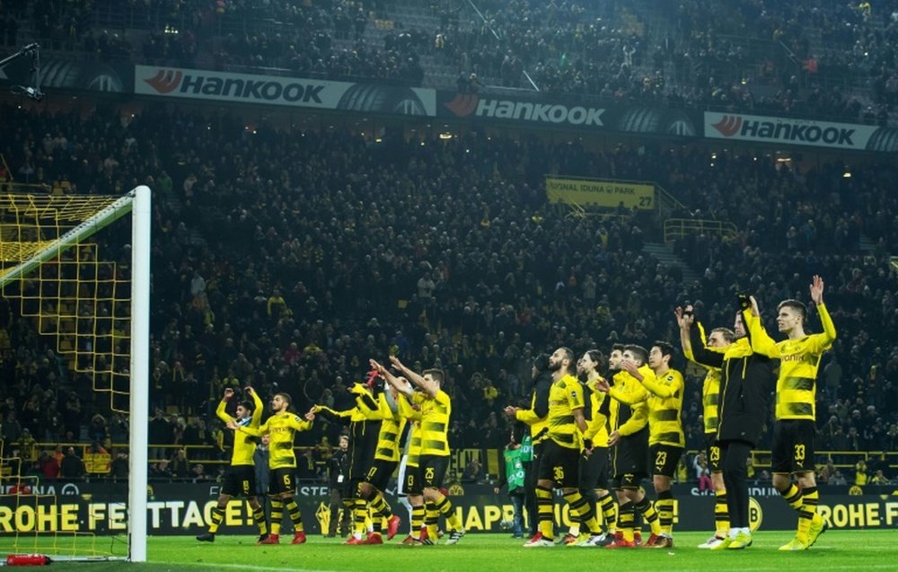 Os jogadores do Dortmund celebram o regresso às vitórias perante a sua 'Parede Amarela'. AFP