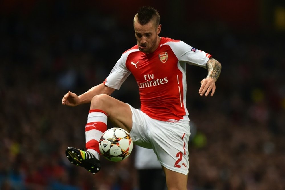 La marcha de Debuchy del Arsenal se podría haber frustrado por una lesión del francés. AFP