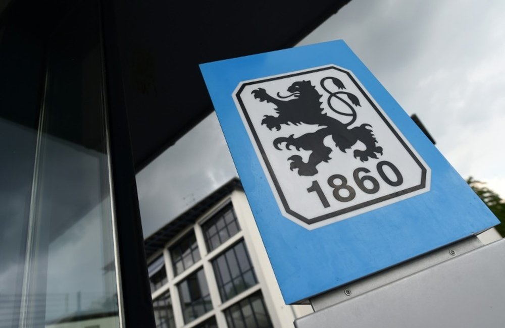 Logo de Munich 1860 sur la façade au siège du club de football bavarois, le 2 juin 2017. AFP