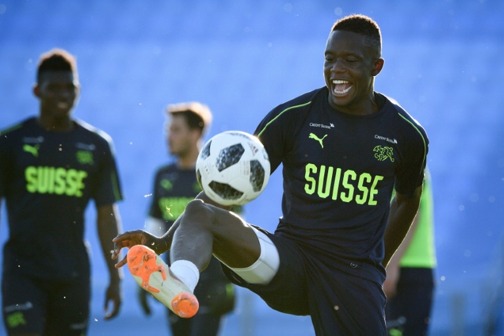 El Liverpool adelanta al United en la carrera por Denis Zakaria. AFP