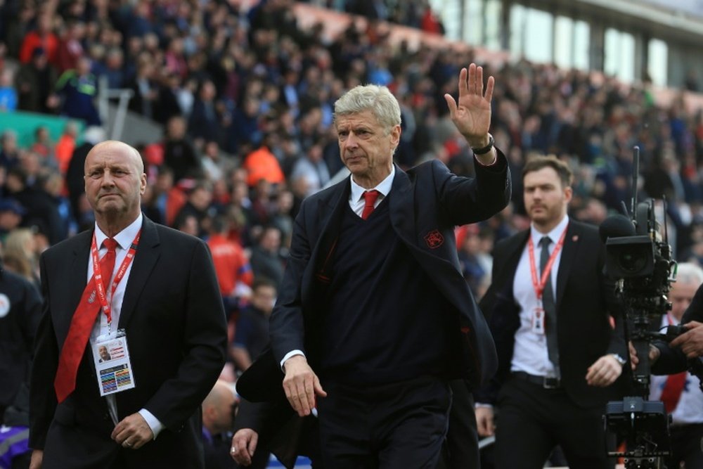 L'entraîneur dArsenal Arsène Wenger salue les supporters à la fin du match face à Stoke City. AFP