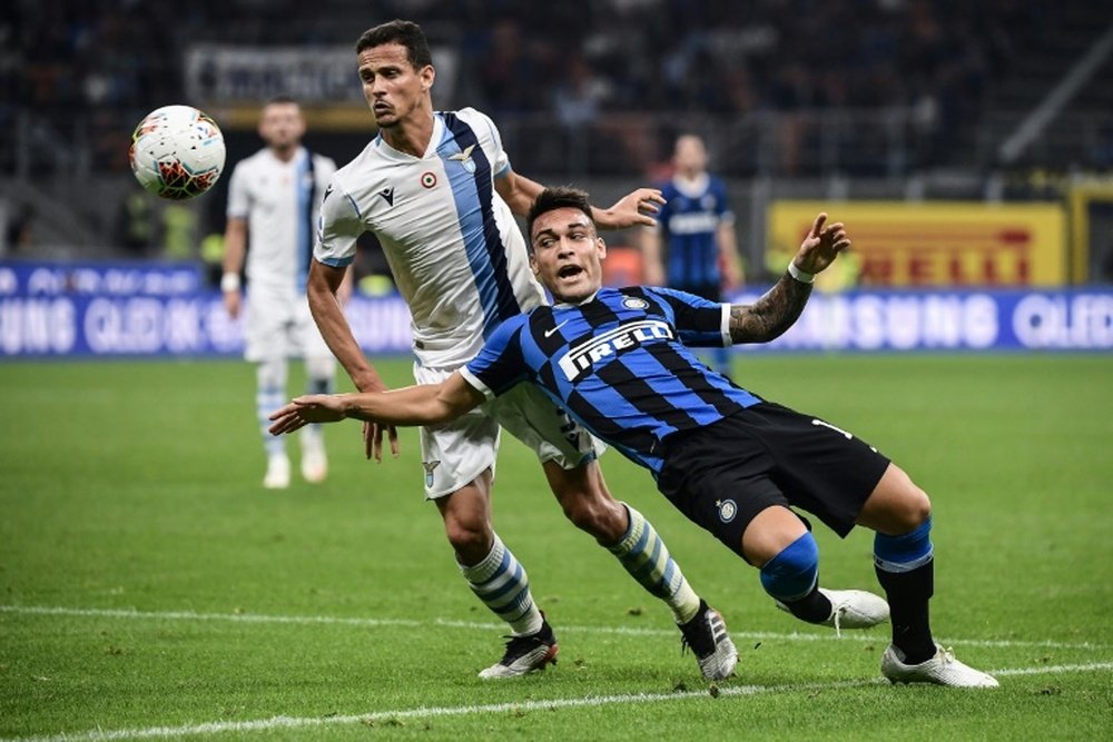 L`attaquant argentin de l`Inter Lautaro Martinez (d) devant le défenseur brésilien de la Lazio Luiz Felipe, le 25 septembre 2019 à Milan