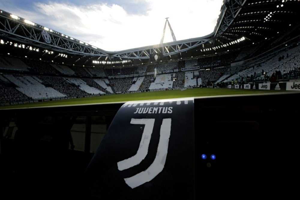 Le nouveau logo de la Juventus sur un prospectus le 22 janvier 2017 à Turin