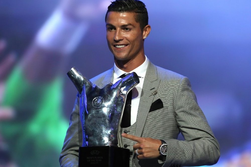 Cristiano Ronaldo avec son trophée de joueur UEFA de la saison 2016-2017, reçu le 24 août 2017. AFP