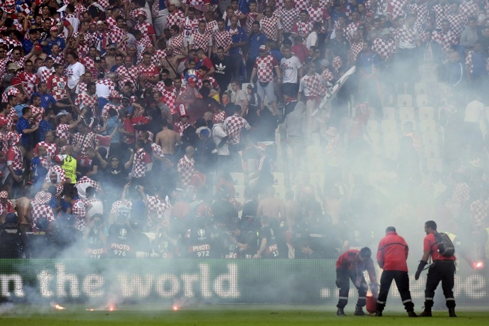 Des fumingènes et pétards lancés par des hooligans croates lors dun match de lEuro-2016 entre la République tchèque et la Croatie, le 17 juin 2016 à Saint-Etienne