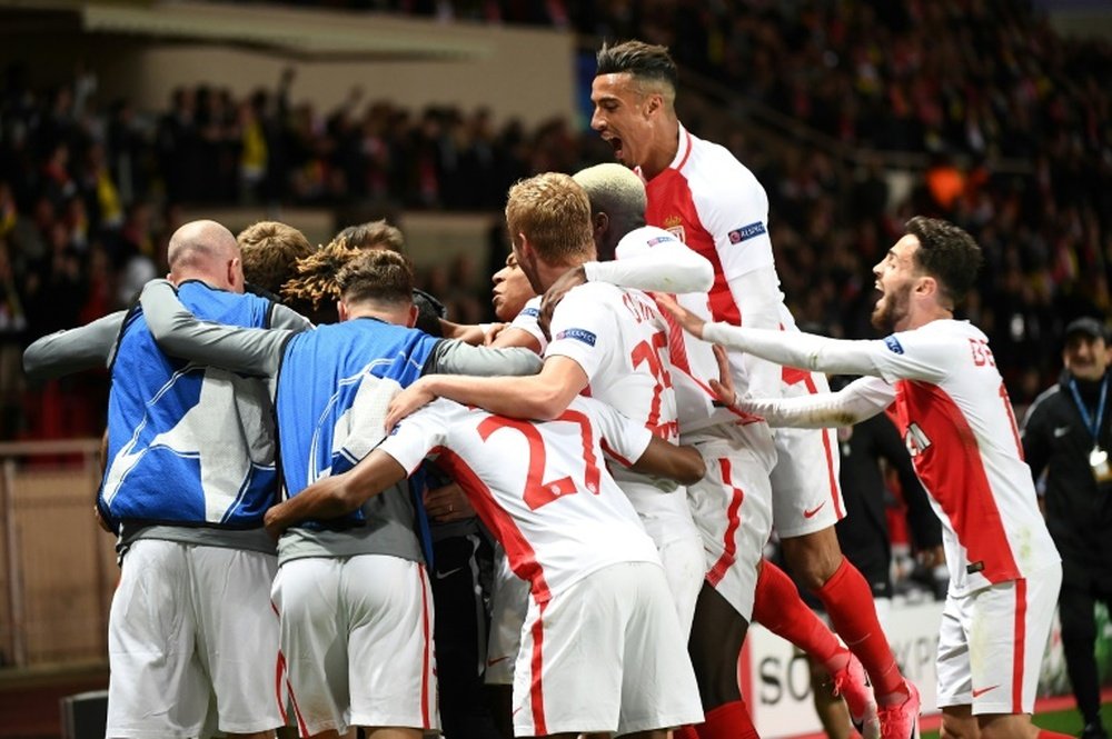 Le milieu Silva et ses coéquipiers se congratulent après le 3e but de Monaco face à Dortmund. AFP