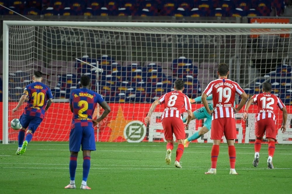 Leo Messi cobrou pênalti de forma arrojada e chegou ao 700º gol da carreira. AFP