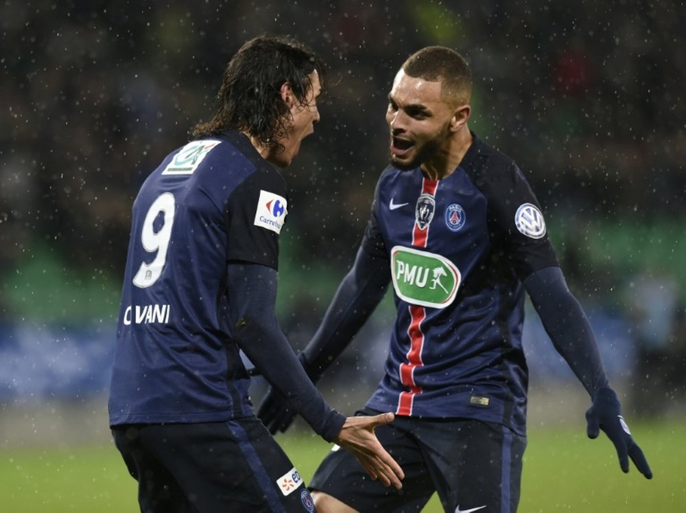 Edinson Cavani et Layvin Kurzawa célèbre un but du PSG lors d'un match de Coupe de France. AFP