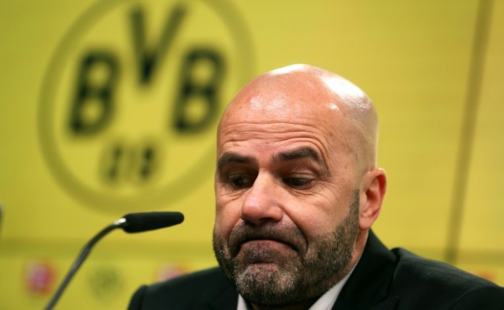 L'entraîneur de Dortmund Peter Bosz en conférence de presse. AFP