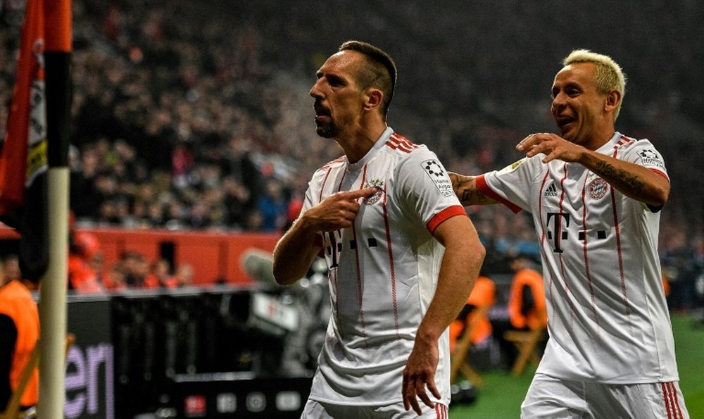 Franck Ribéry pointe l'écusson du Bayern Munich après avoir inscrit le 2e but contre Leverkusen. AFP